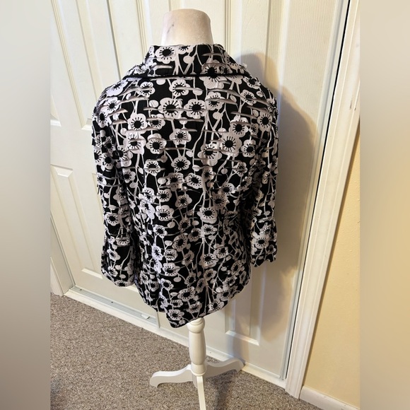 Women’s Zippered Jacket From Clara S. Size Large Black White Floral Print - Picture 3 of 7